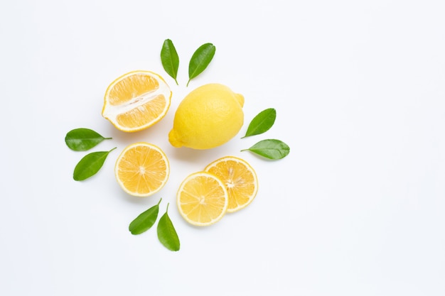 Limão e fatias com folhas isoladas no branco