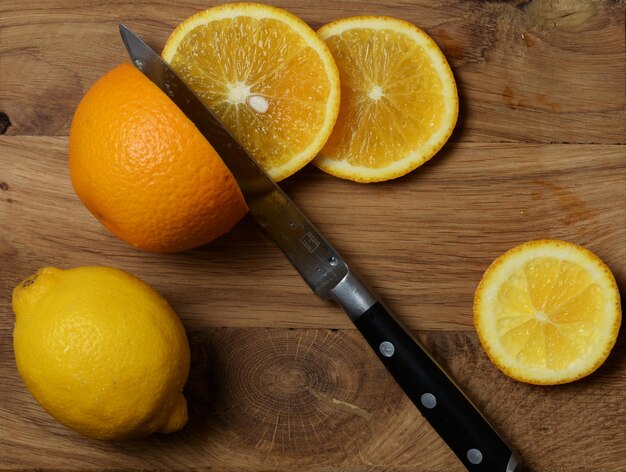 limão e laranja em uma mesa de madeira