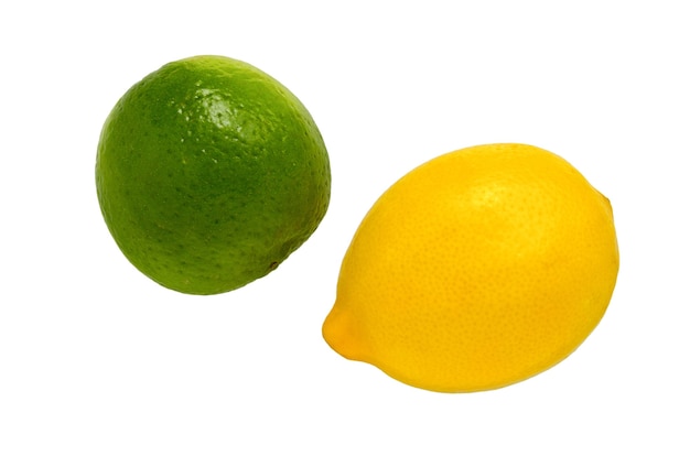 Limão e limão isolados no fundo branco. Limão verde maduro e frutas cítricas de limão.