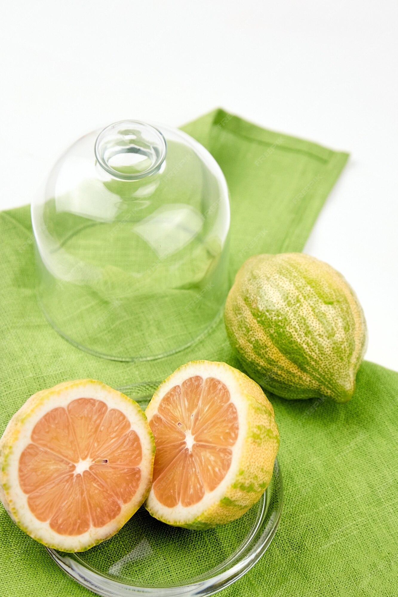 Água refrescante com limão e gelocom tubos decorativos e guarda-chuvas  tubos de papel amarelo e laranja matar a sede