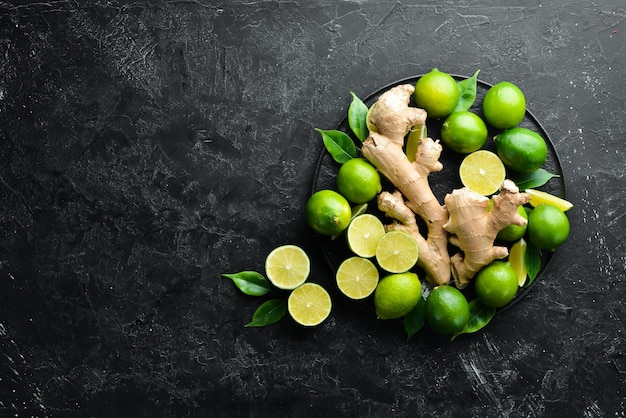 Limão fresco e raiz de gengibre. Vitaminas. Vista do topo. Espaço livre para o seu texto.