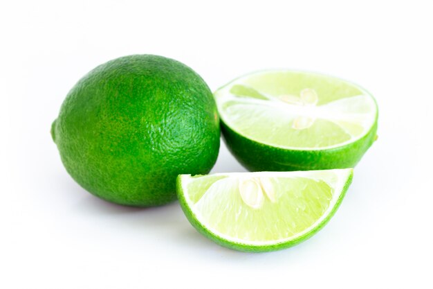 Limão fresco em branco