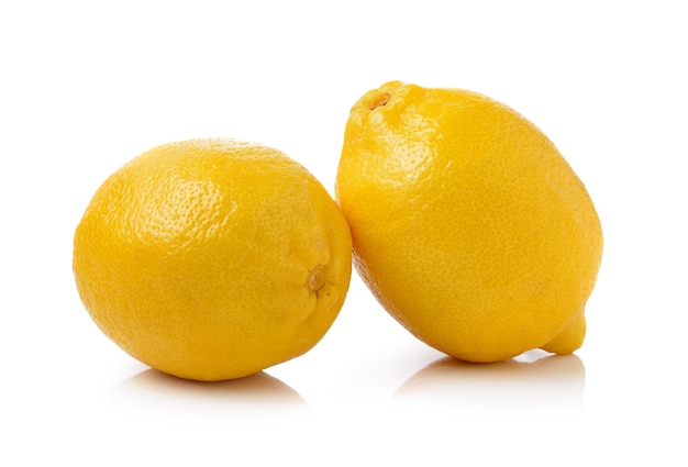 Limão fresco em fundo branco