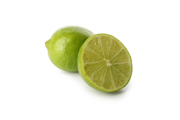 Limão fresco maduro isolado no fundo branco