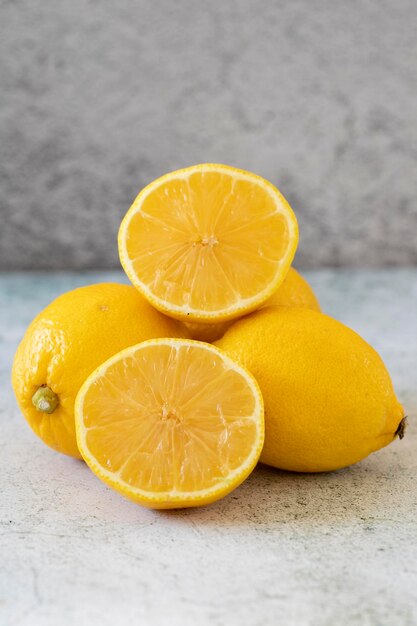 Limão fresco Meio limão cortado no fundo de pedra close-up