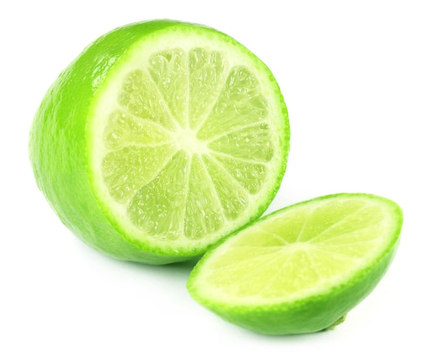 Limão fresco sobre fundo branco