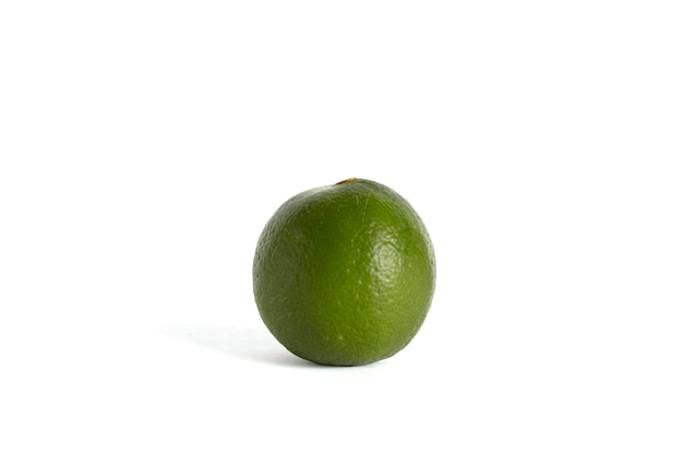 limão isolado em um fundo branco