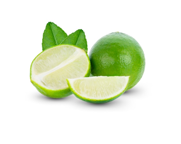 Limão isolado na superfície branca
