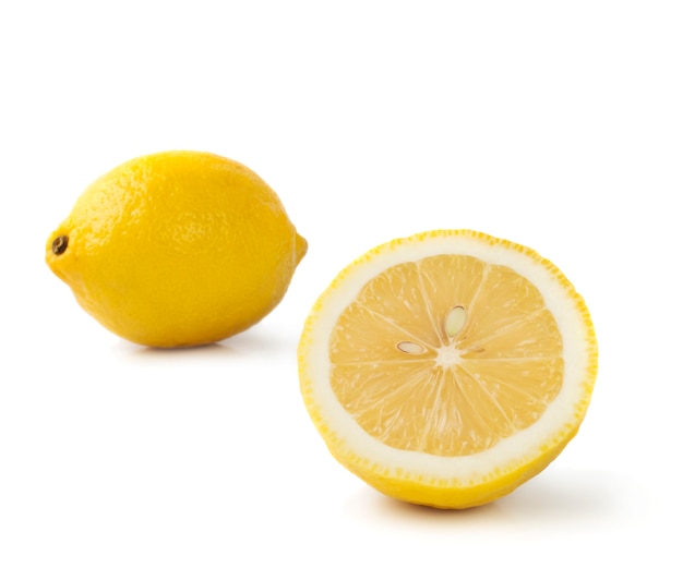 Limão isolado no fundo branco