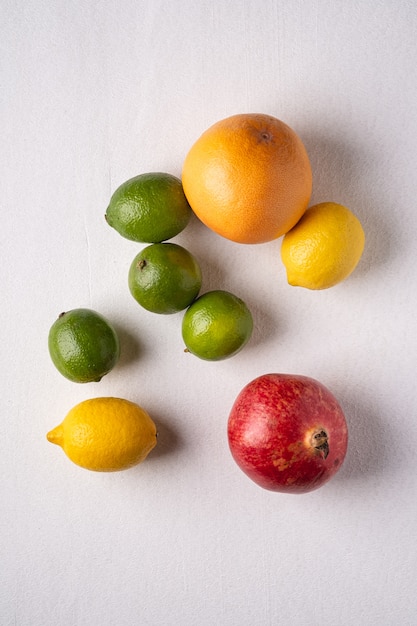 Limão, limão, toranja e romã em branco