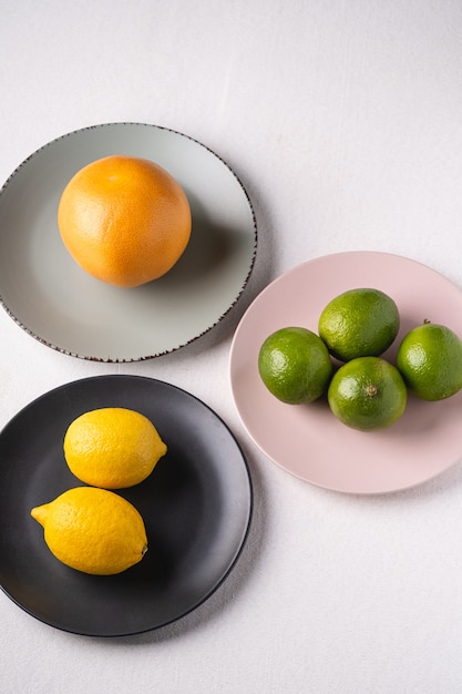 Limão, limão, toranja em placas coloridas em branco