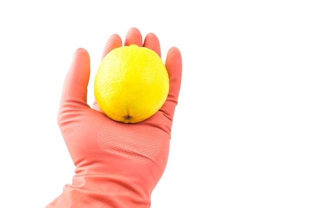 Limão na mão em uma luva de borracha em um fundo branco Isolado O conceito de substâncias nocivas frutas geneticamente modificadas