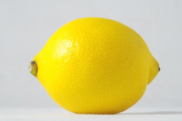 Limão saudável muito maduro em um fundo branco