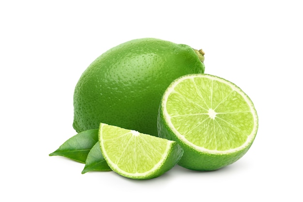 Limão verde natural com corte ao meio isolado