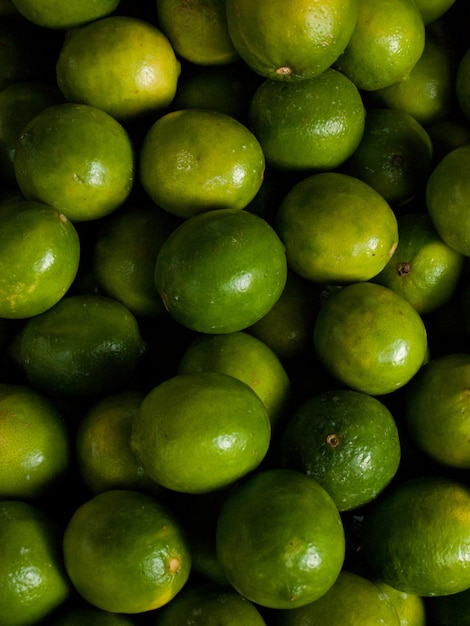 Limas frescas en el mercado de agricultores local.