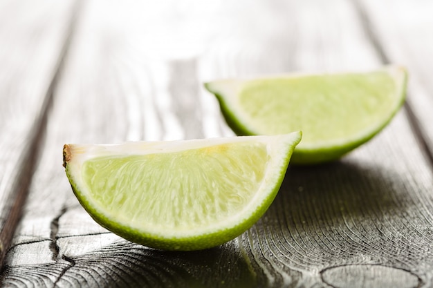 Limas frescas en la mesa de madera