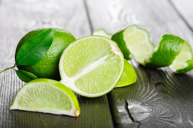 Limas frescas en la mesa de madera