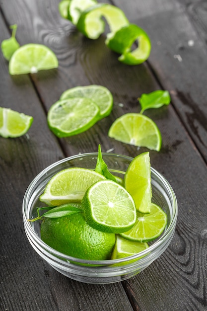 Limas frescas en la mesa de superficie de madera