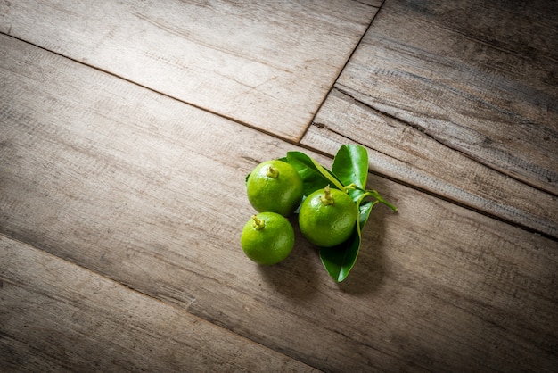 Limas frescas sobre madera