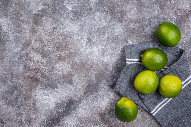 Limas maduras frescas sobre fondo gris