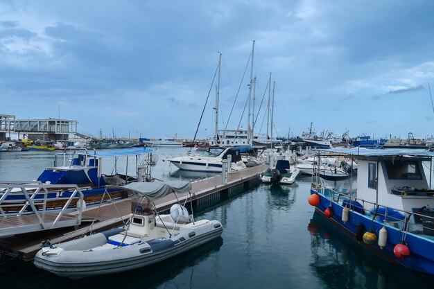 Foto limassol zyprus 15. april 2024 der alte hafen von limassol mit wunderschönen fischerbooten beim sonnenuntergang