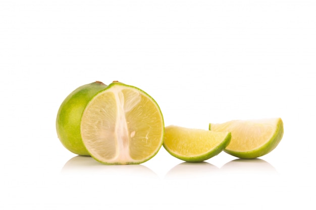 Limes isolado no fundo branco