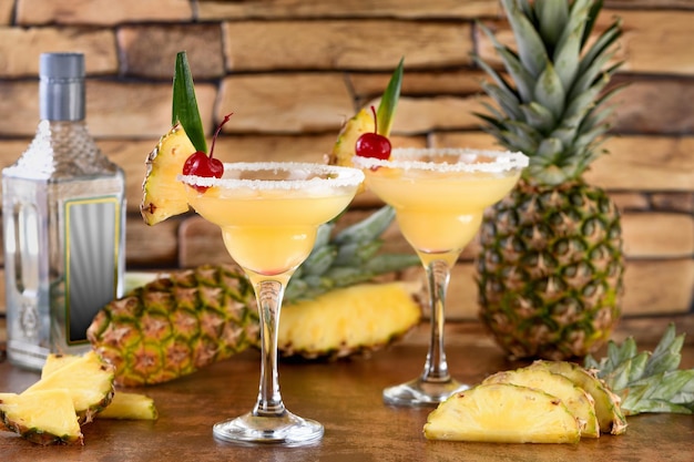 Limette kombiniert mit frischem ananassaft und tequila sind cocktails, die immer einen hellen geschmack und aroma haben.