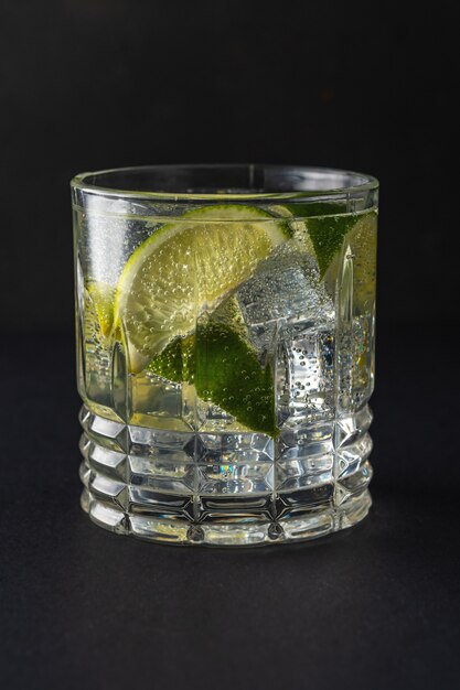 Limettenscheibe mit einem Sprudelwasser in einem Glas.