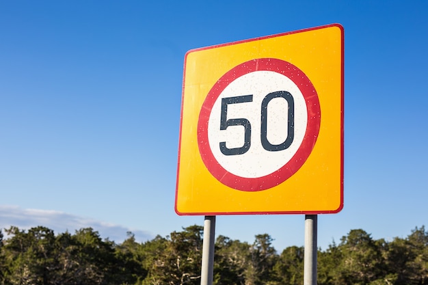 Foto limite de velocidade do sinal de trânsito para 50, sinal de trânsito