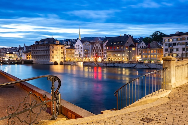 Limmatufer bei Nacht in der Altstadt von Zürich, der größten Stadt der Schweiz