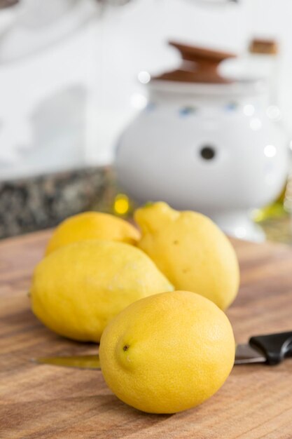 Limões amarelos preparados na mesa para serem cortados Cozinha