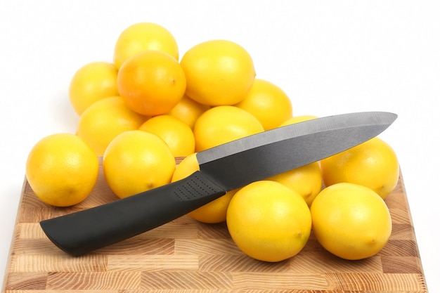 Limões e faca estão no quadro. Alimentos saudáveis e com vitaminas