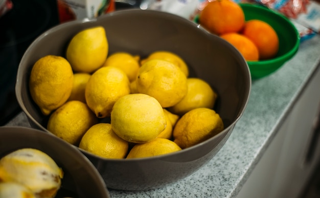 Limões e laranjas na mesa de madeira