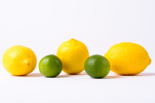Limões e limões em uma fileira isolados