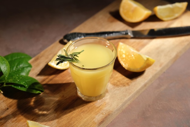 Limões frescos e copo de limoncello