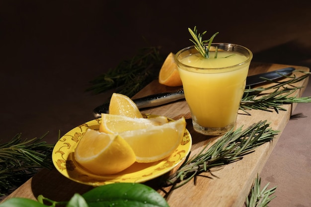 Limões frescos e copo de limoncello