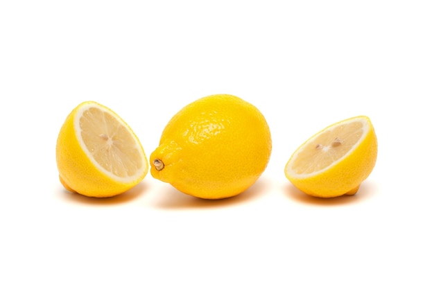 Limões, isolados no fundo branco