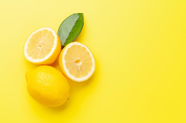 Limões maduros frescos em fundo amarelo