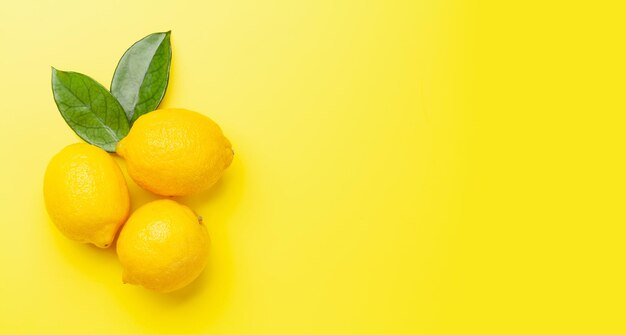 Limões maduros frescos em fundo amarelo