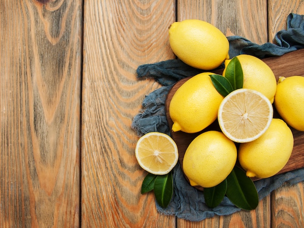 Limões maduros frescos