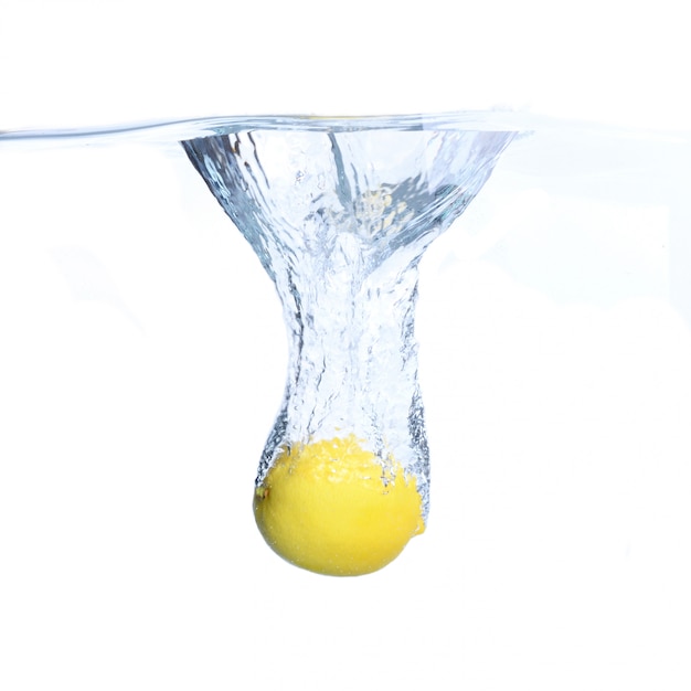 Limões na água com bolhas e salpicos. fechar-se. isolado no branco. conceito e idéia com limões