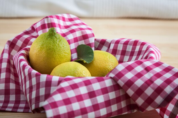 Limões na mesa de madeira