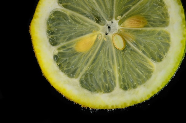 Limón en agua detalle