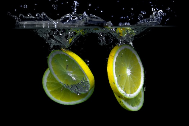 limón en agua en pared negra