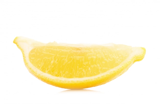 Limón aislado sobre fondo blanco