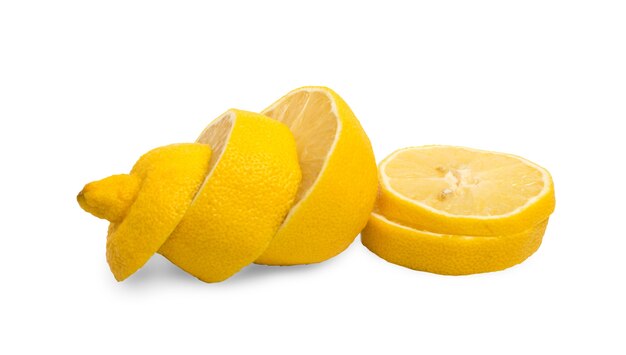 Limón amarillo en rodajas aislado sobre una superficie blanca con trazado de recorte Cerrar