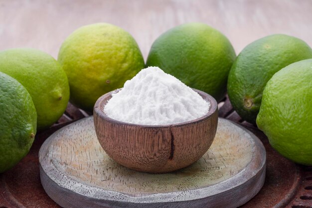 Limón y bicarbonato de sodio en la mesa