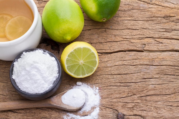 Foto limón y bicarbonato de sodio en la mesa