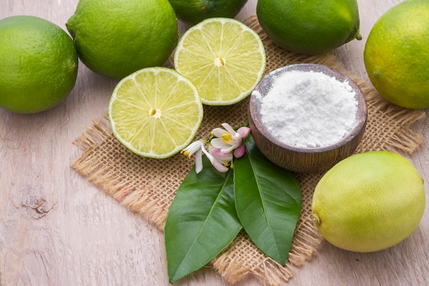 Limón y bicarbonato de sodio en la mesa