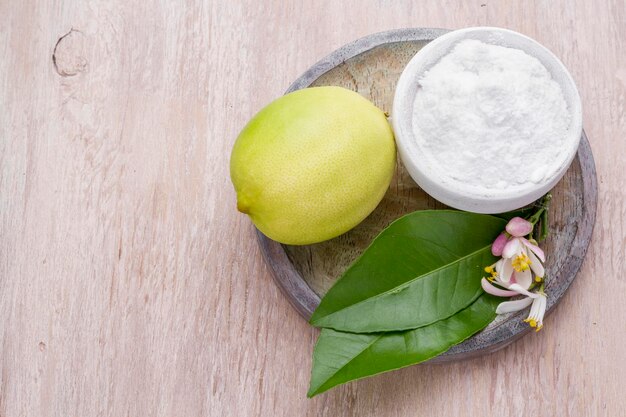 Limón y bicarbonato de sodio en la mesa